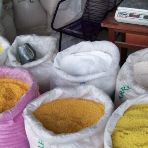 Farinha d'água passa até quatro dias de molho, e não é capricho: a fermentação derruba em 80% o veneno da mandioca brava antes do forno Farinha d'água passa até quatro dias de molho, e não é capricho: a fermentação derruba em 80% o veneno da mandioca brava antes do forno