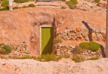 A cidade no deserto australiano onde as pessoas moram debaixo da terra para fugir do calor; e não são 3 mil moradores, como dizem as redes A cidade no deserto australiano onde as pessoas moram debaixo da terra para fugir do calor; e não são 3 mil moradores, como dizem as redes