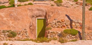 A cidade no deserto australiano onde as pessoas moram debaixo da terra para fugir do calor; e não são 3 mil moradores, como dizem as redes A cidade no deserto australiano onde as pessoas moram debaixo da terra para fugir do calor; e não são 3 mil moradores, como dizem as redes