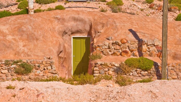 A cidade no deserto australiano onde as pessoas moram debaixo da terra para fugir do calor; e não são 3 mil moradores, como dizem as redes A cidade no deserto australiano onde as pessoas moram debaixo da terra para fugir do calor; e não são 3 mil moradores, como dizem as redes