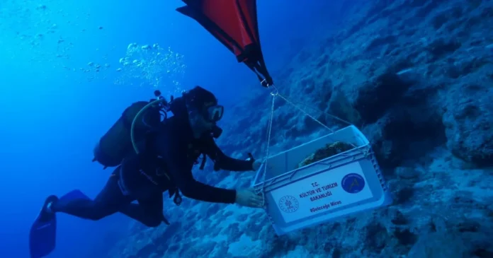 Pesquisadores localizam a 30 metros de profundidade na Turquia um navio de até 4.700 anos, com mais de 30 jarros e 3 âncoras de pedra Pesquisadores localizam a 30 metros de profundidade na Turquia um navio de até 4.700 anos, com mais de 30 jarros e 3 âncoras de pedra