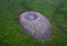 Um cone de pedras de 40 metros no meio da floresta da Sibéria intriga cientistas há mais de 70 anos; meteorito, vulcão ou gelo? Um cone de pedras de 40 metros no meio da floresta da Sibéria intriga cientistas há mais de 70 anos; meteorito, vulcão ou gelo?