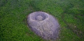 Um cone de pedras de 40 metros no meio da floresta da Sibéria intriga cientistas há mais de 70 anos; meteorito, vulcão ou gelo? Um cone de pedras de 40 metros no meio da floresta da Sibéria intriga cientistas há mais de 70 anos; meteorito, vulcão ou gelo?
