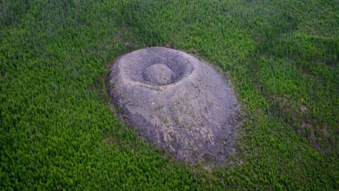 Um cone de pedras de 40 metros no meio da floresta da Sibéria intriga cientistas há mais de 70 anos; meteorito, vulcão ou gelo? Um cone de pedras de 40 metros no meio da floresta da Sibéria intriga cientistas há mais de 70 anos; meteorito, vulcão ou gelo?