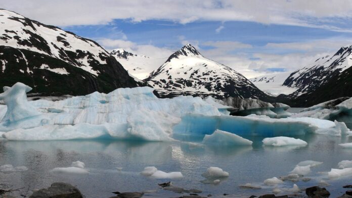 Em 1977, um príncipe saudita levou um bloco de geleira do Alasca até os EUA para provar que dava para rebocar icebergs e matar a sede do deserto Em 1977, um príncipe saudita levou um bloco de geleira do Alasca até os EUA para provar que dava para rebocar icebergs e matar a sede do deserto