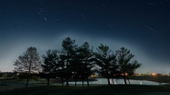 Chuva de meteoros Orionídeas tem pico nesta quarta (21): restos do cometa Halley riscam o céu a 66 km por segundo, e a madrugada de quinta ainda é boa para ver Chuva de meteoros Orionídeas tem pico nesta quarta (21): restos do cometa Halley riscam o céu a 66 km por segundo, e a madrugada de quinta ainda é boa para ver