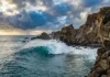 Estudo avalia 57 ondas famosas em oito países e conclui que 89% têm risco médio ou alto por causa da fragilidade do litoral Estudo avalia 57 ondas famosas em oito países e conclui que 89% têm risco médio ou alto por causa da fragilidade do litoral
