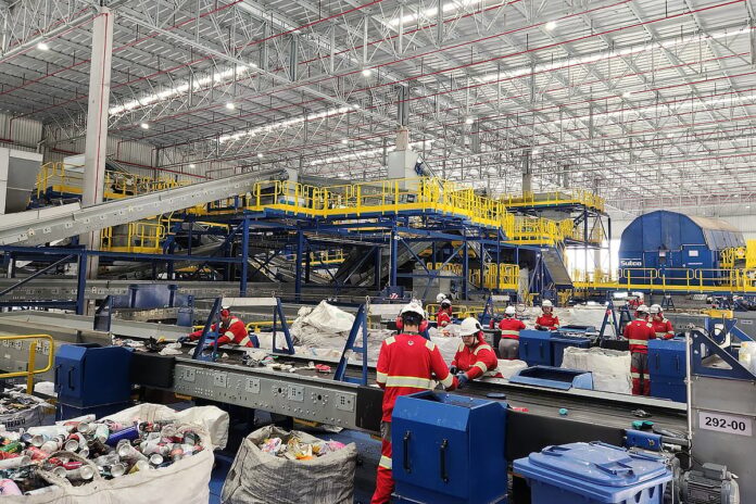 Usina em Santa Catarina separa por sensores ópticos até 15 mil toneladas de recicláveis do lixo comum e mira 33 mil t de CO₂ a menos Usina em Santa Catarina separa por sensores ópticos até 15 mil toneladas de recicláveis do lixo comum e mira 33 mil t de CO₂ a menos