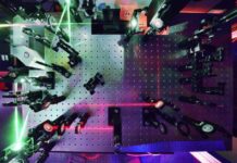 Físicos da UNLV testam a água sob condições extremas como as de outros planetas e veem sua estrutura atômica mudar de aspecto Físicos da UNLV testam a água sob condições extremas como as de outros planetas e veem sua estrutura atômica mudar de aspecto