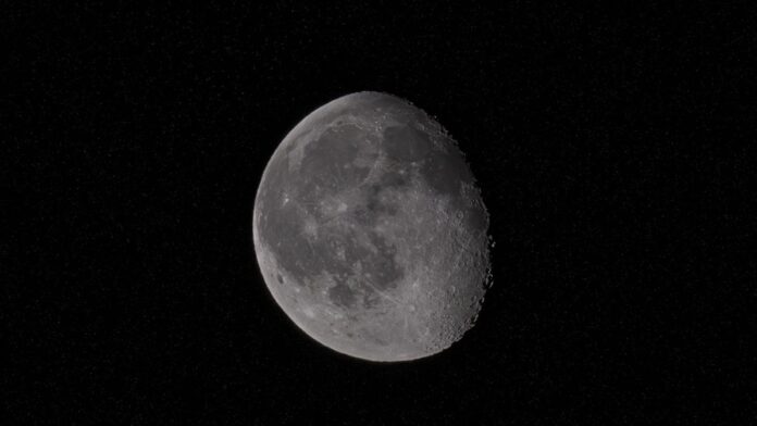 Lua perdeu cerca de 45 metros de raio em até 800 milhões de anos, e mais de 10 mil falhas jovens revelam o ritmo do encolhimento Lua perdeu cerca de 45 metros de raio em até 800 milhões de anos, e mais de 10 mil falhas jovens revelam o ritmo do encolhimento
