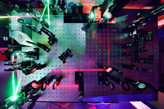 Cientistas comprimem água entre dois diamantes a 35 milhões de PSI e veem a estrutura do gelo perder simetria Cientistas comprimem água entre dois diamantes a 35 milhões de PSI e veem a estrutura do gelo perder simetria