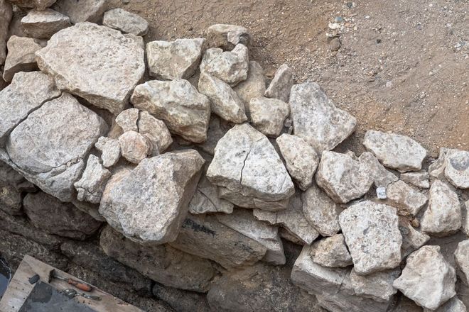 Parede queimada de 2 mil anos sob hospital em Paris pode revelar onde ficava a antiga Lutécia