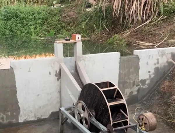 Engenheiro usa água de um arroio, canos e tijolos para gerar 220 volts e acender aparelhos em casa 1 Engenheiro usa água de um arroio, canos e tijolos para gerar 220 volts e acender aparelhos em casa