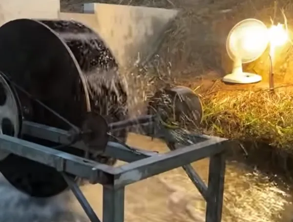 Engenheiro usa água de um arroio, canos e tijolos para gerar 220 volts e acender aparelhos em casa 2 Engenheiro usa água de um arroio, canos e tijolos para gerar 220 volts e acender aparelhos em casa