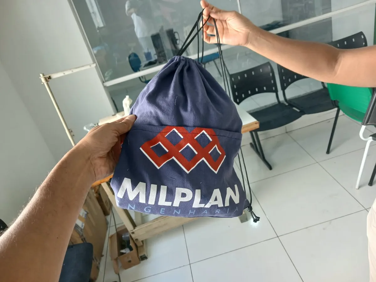 Uniformes descartados viram bolsas e renda após 12 semanas de capacitação em Santo Antônio dos Lopes