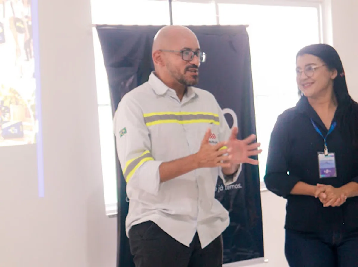 Uniformes descartados viram bolsas e renda após 12 semanas de capacitação em Santo Antônio dos Lopes