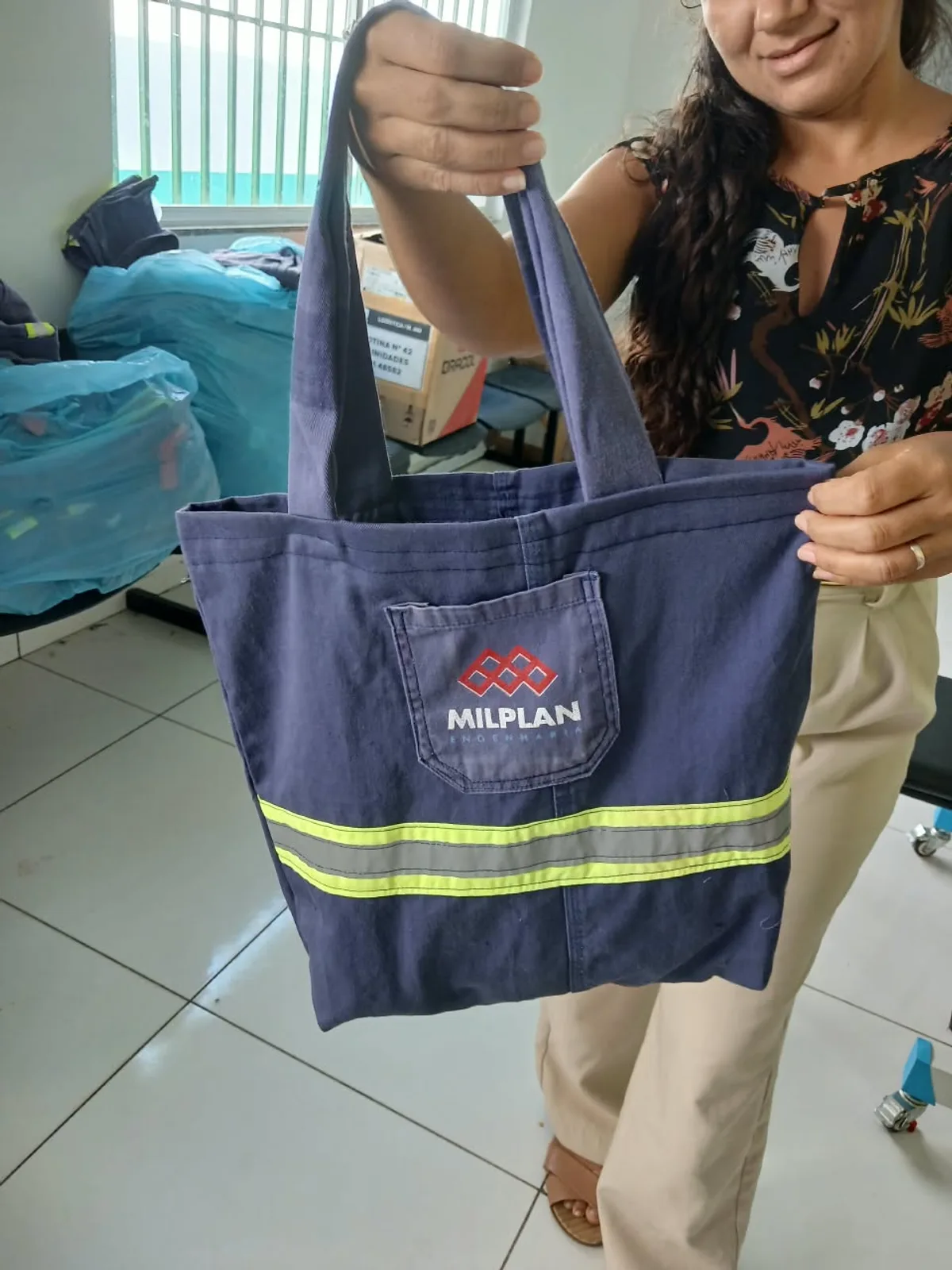 Uniformes descartados viram bolsas e renda após 12 semanas de capacitação em Santo Antônio dos Lopes