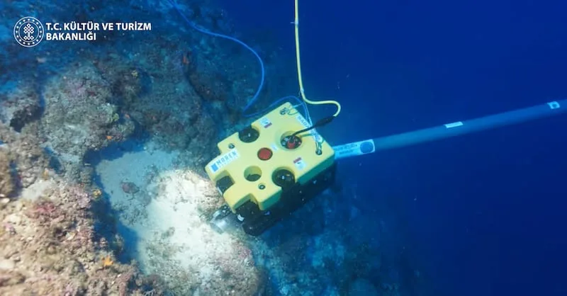 Pesquisadores localizam a 30 metros de profundidade na Turquia um navio de até 4.700 anos, com mais de 30 jarros e 3 âncoras de pedra 2 Pesquisadores localizam a 30 metros de profundidade na Turquia um navio de até 4.700 anos, com mais de 30 jarros e 3 âncoras de pedra