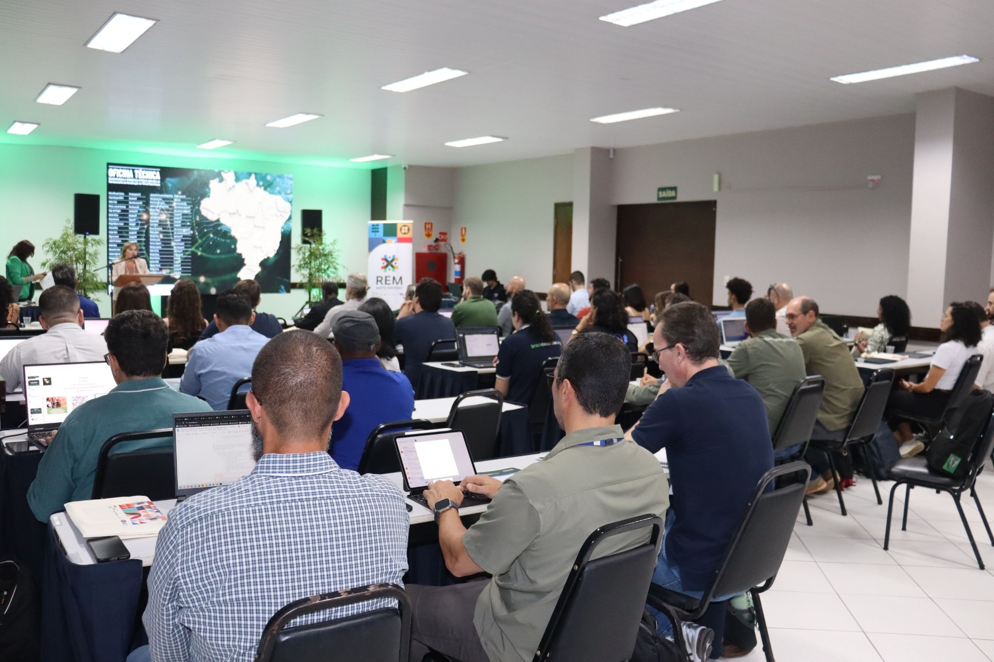 Biólogo que plantou mais de 1 milhão de árvores em 35 anos senta com 40 especialistas para discutir como a IA pode vigiar a restauração em Mato Grosso