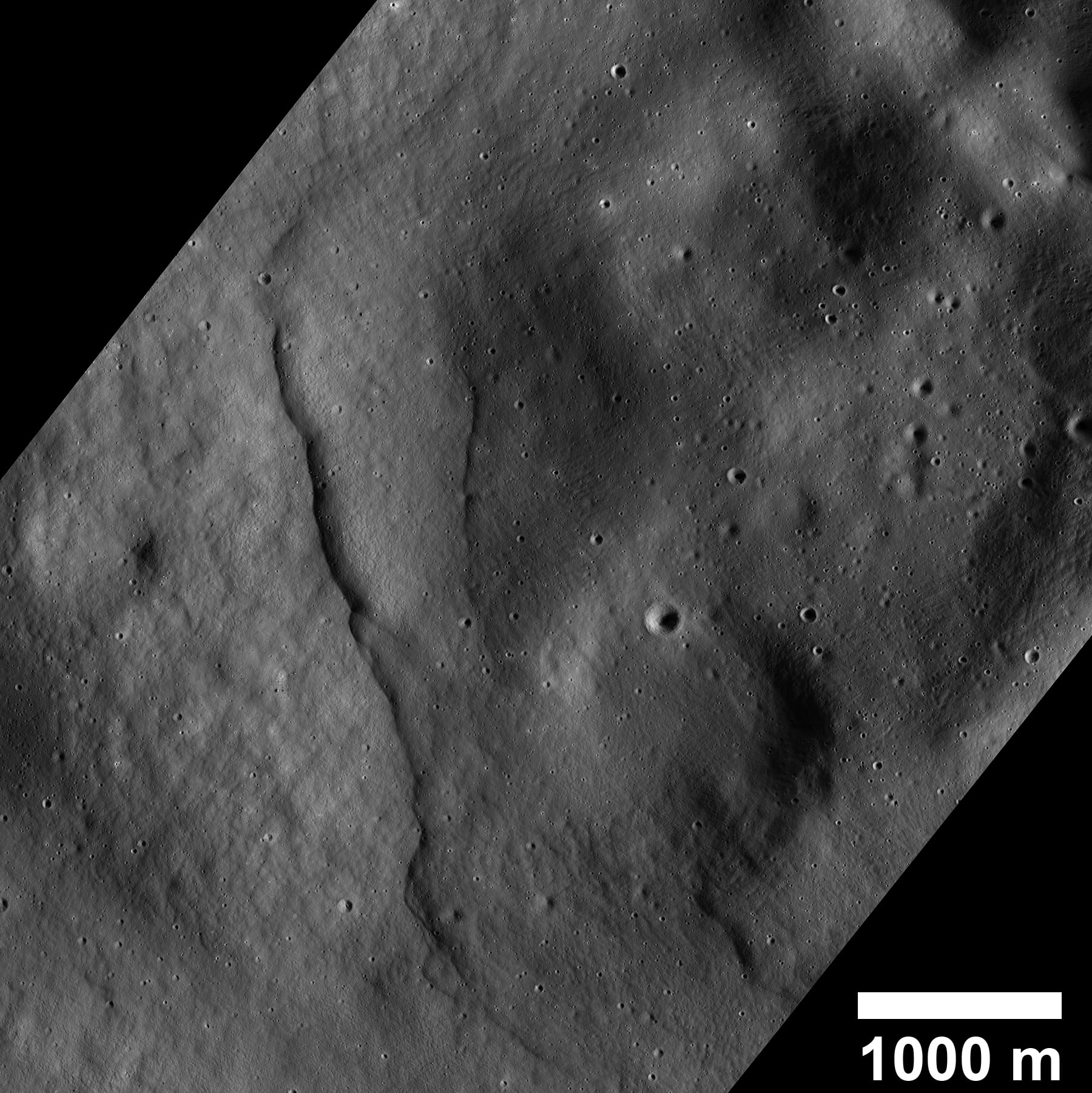 Cientistas mapeiam mais de 10 mil falhas jovens na Lua, que encolheu cerca de 45 metros em 400 milhões de anos