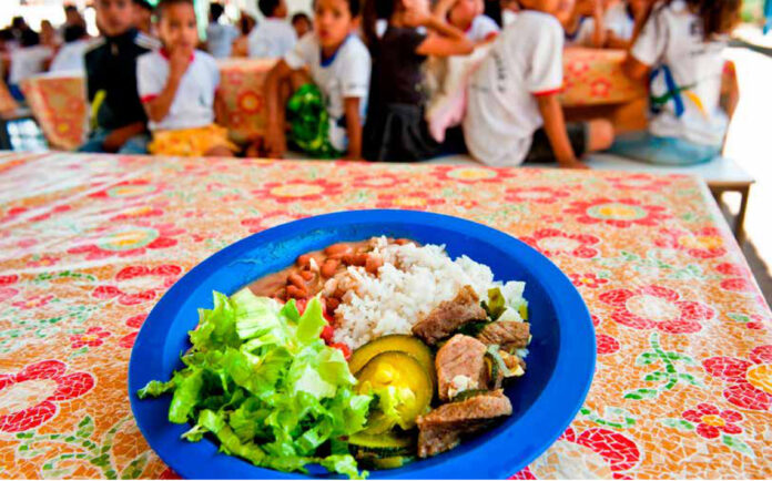 Frutas nativas chegam à merenda, mas a biodiversidade segue pouco aproveitada Merenda servida a alunos de uma escola pública