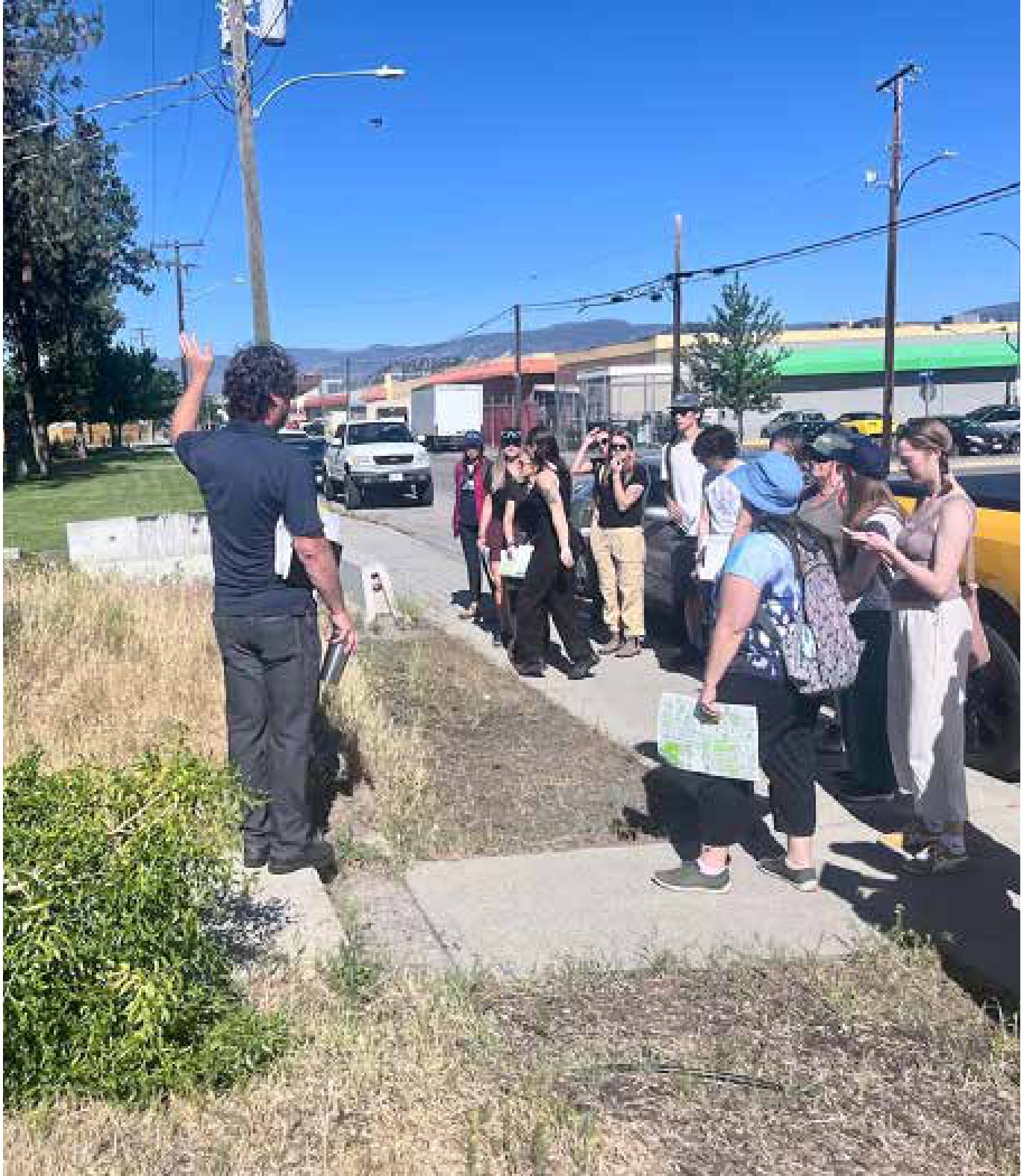 Mapas finos de calor mostram onde plantar árvores nas cidades 3 Todd Cashin e Jennifer Miles, da prefeitura de Kelowna, e a professora Melissa McHale, da UBC, conduzem pesquisadores e técnicos municipais pelo bairro de Rutland para avaliar os obstáculos ao plantio de árvores.