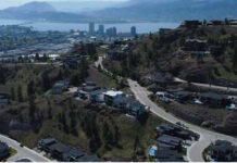 Mapas finos de calor mostram onde plantar árvores nas cidades Vista aérea de Kelowna, no Canadá, com loteamentos nas encostas e o lago Okanagan ao fundo