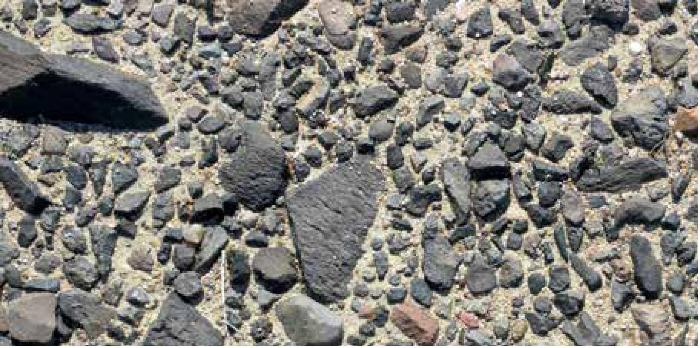 Solo pedregoso do deserto de Mojave perto de Barstow, na Califórnia. Segundo o estudo, são os minerais e as partículas finas desse tipo de solo que retêm o CO2 durante a noite.