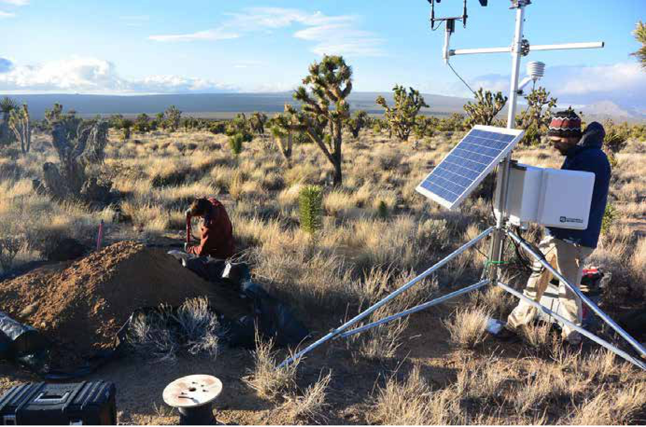 Pesquisadores da UC Berkeley instalam uma estação de sensores no deserto de Mojave, onde o monitoramento contínuo do solo revelou a entrada de CO2 durante a noite.