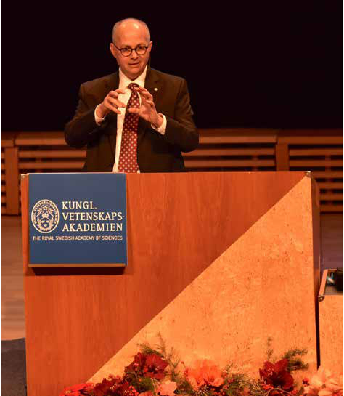 O químico Omar Yaghi durante sua conferência do Nobel de Química de 2025, em Estocolmo. Em 2024, ele apresentou um material poroso capaz de retirar CO2 diretamente do ar.