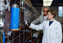 Minerais do deserto capturam CO2 à noite e o devolvem de dia Pesquisadores em laboratório da UC Berkeley com linhas de extração a vácuo usadas para processar gases