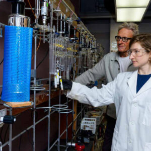 Minerais do deserto capturam CO2 à noite e o devolvem de dia Pesquisadores em laboratório da UC Berkeley com linhas de extração a vácuo usadas para processar gases