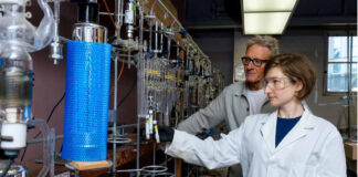 Minerais do deserto capturam CO2 à noite e o devolvem de dia Pesquisadores em laboratório da UC Berkeley com linhas de extração a vácuo usadas para processar gases