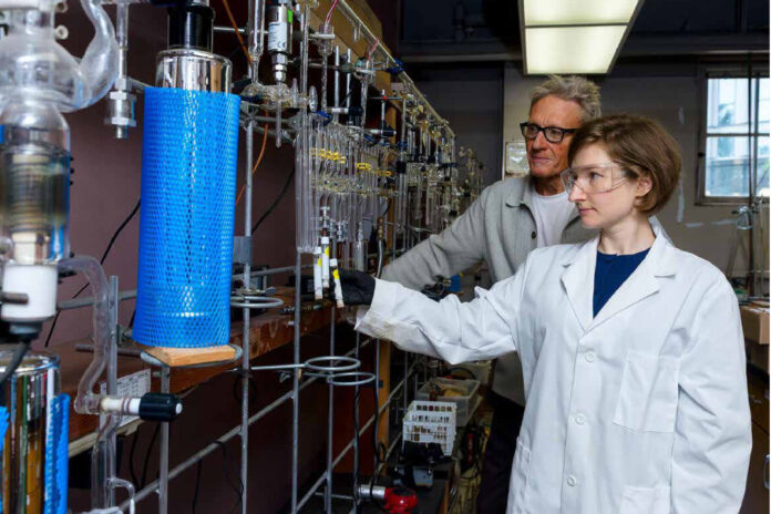 Minerais do deserto capturam CO2 à noite e o devolvem de dia Pesquisadores em laboratório da UC Berkeley com linhas de extração a vácuo usadas para processar gases