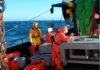 Mudanças rápidas de temperatura embaralham espécies em terra, rios e mar Pesquisadoras de roupa impermeável registram a captura de peixes no convés de um barco de pesquisa da NOAA em alto-mar