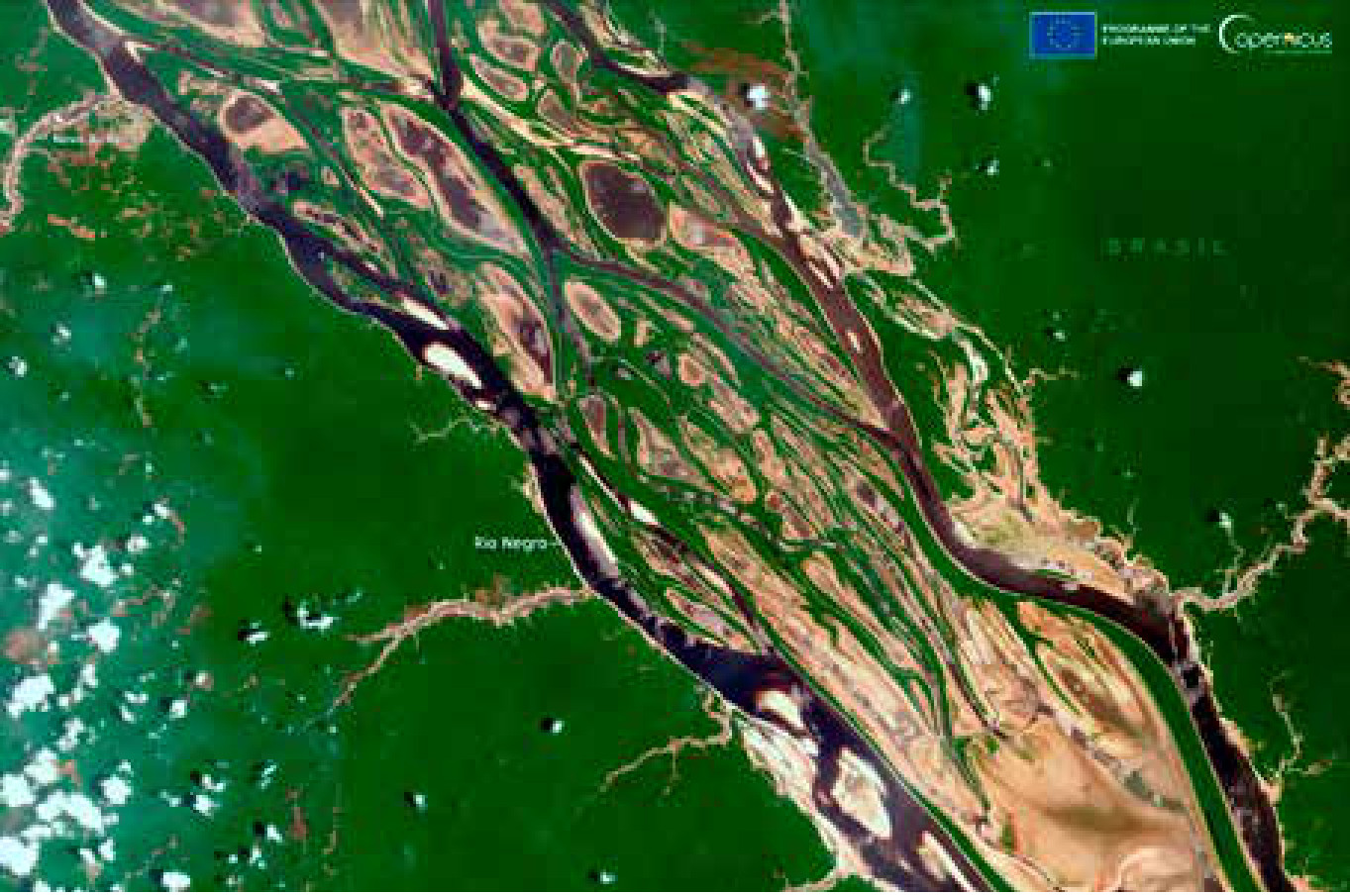 Imagem do satélite Sentinel-2 de 11 de outubro de 2024 mostra os bancos de areia expostos no rio Negro, na região de Novo Airão e do arquipélago de Anavilhanas, no Amazonas, durante a seca que levou o rio ao menor nível já medido em Manaus.