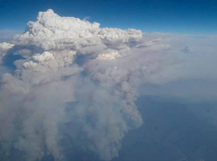 Não haverá um novo normal no clima, e adaptar-se é urgente Nuvem de tempestade formada pelo calor de incêndios florestais sobre Victoria, na Austrália