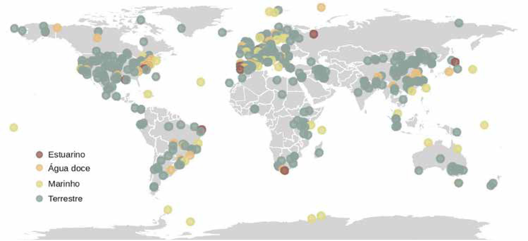 Locais dos estudos reunidos na nova base de dados, por tipo de ecossistema. A maioria é terrestre e fica em países desenvolvidos; a Amazônia e o restante da América do Sul aparecem com poucos pontos.