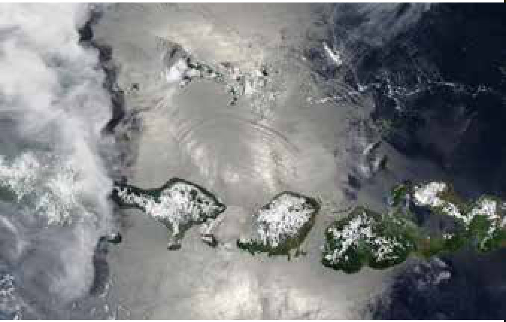 Oceano mais quente muda as marés, e a ciência corre para prevê-las 3 Ondas internas no Estreito de Lombok, entre as ilhas de Bali e Lombok, na Indonésia, reveladas pelo reflexo do sol na superfície em imagem do satélite Aqua, de novembro de 2016. Elas se formam quando o fluxo da maré passa sobre o fundo acidentado do estreito.