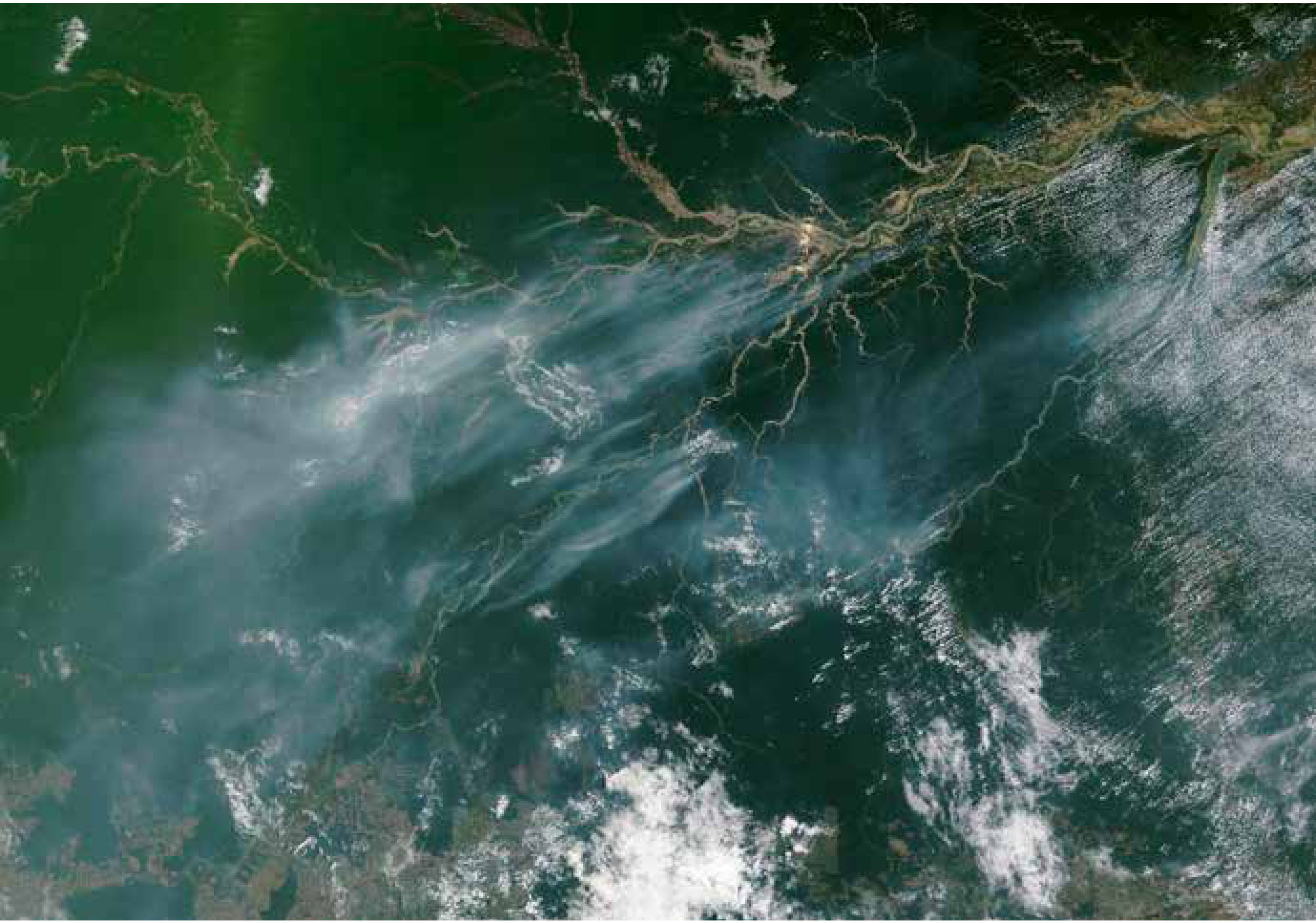 Fumaça de dezenas de queimadas sobre o Amazonas e parte do Pará em 9 de outubro de 2023, em imagem do satélite Terra. Calor e seca combinados aumentam o risco de fogo na floresta.