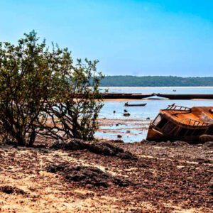 Pacífico e Atlântico avisam calor extremo na Amazônia até sete meses antes Barco encalhado na praia do Maracanã, em Santarém (PA), durante a seca de 2023