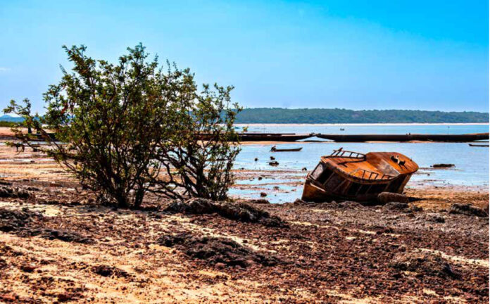 Barco encalhado na praia do Maracanã, em Santarém (PA), durante a seca de 2023