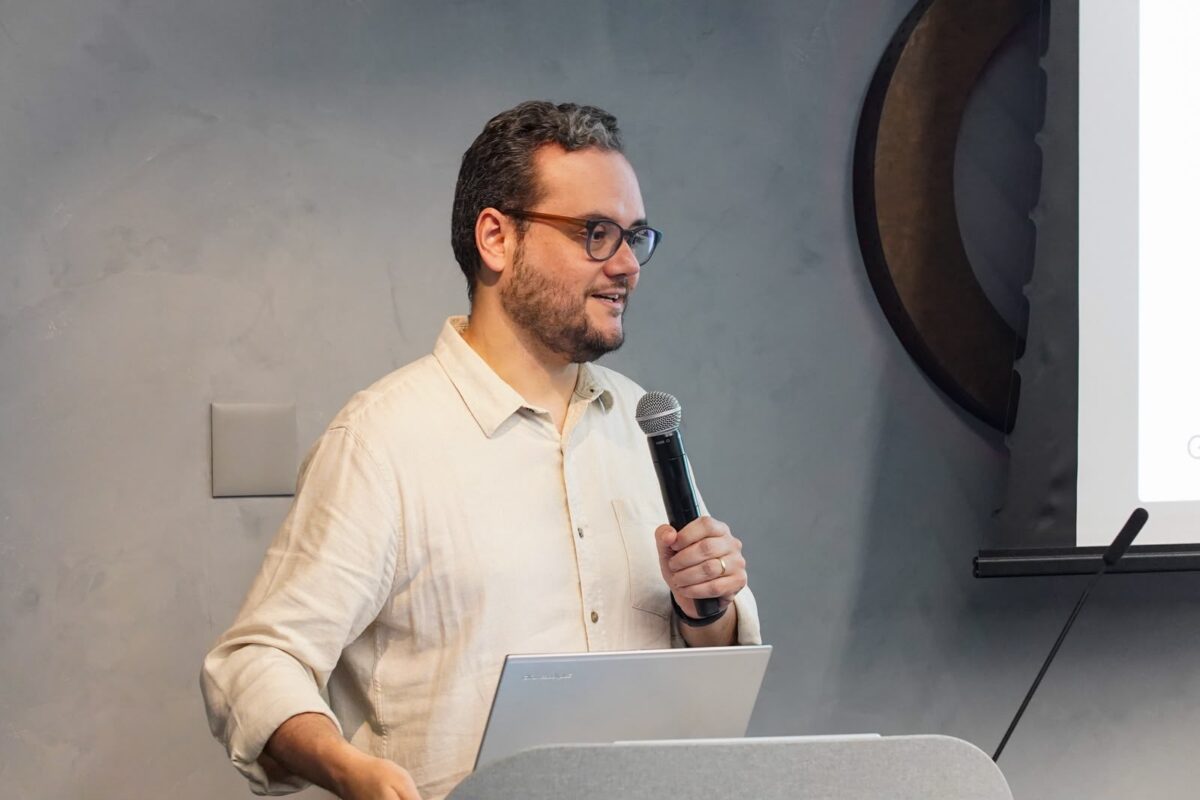 Revista Amazônia participa do ANER Day no Google, em São Paulo 2 Rodrigo Vizeu, do Google, fala ao microfone no ANER Day 2026 em São Paulo