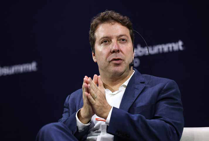 Restaurar ecossistemas enfrenta juntas as crises do clima e da biodiversidade 1 O pesquisador Bernardo Strassburg, primeiro autor do estudo sobre áreas prioritárias para restauração, durante o Web Summit Rio 2023, no Rio de Janeiro.
