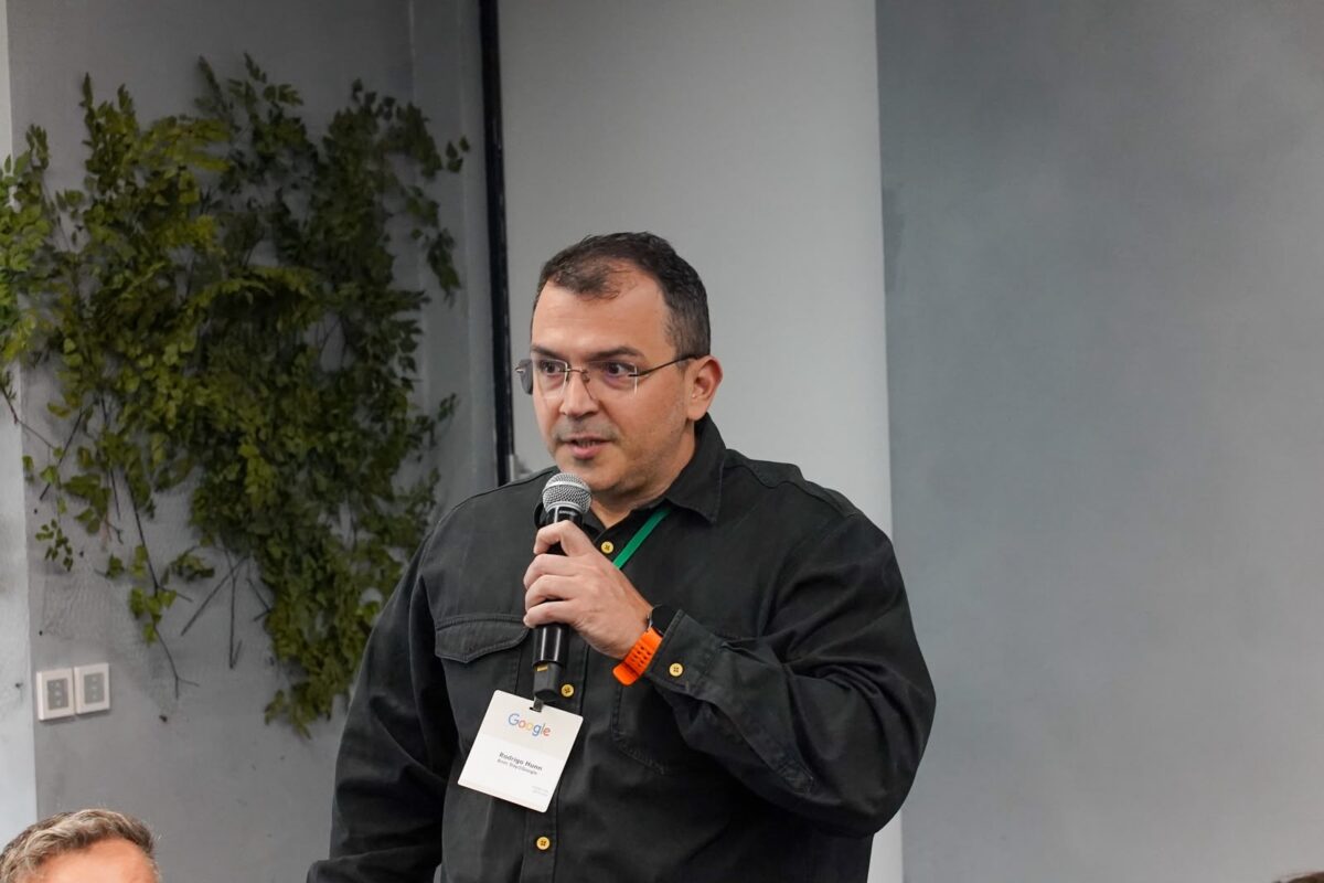 Revista Amazônia participa do ANER Day no Google, em São Paulo 1 Rodrigo Hühn, publisher da Revista Amazônia, fala ao microfone no ANER Day no Google em São Paulo