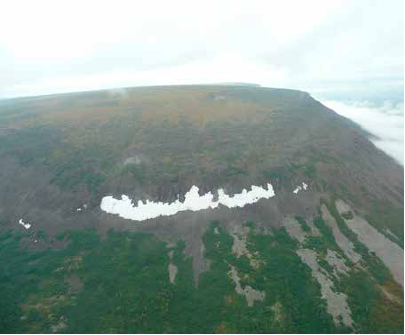 Planalto de Putorana, na Sibéria, formado pelos derrames de lava dos Traps Siberianos. Essas erupções estão ligadas à maior extinção da história, há cerca de 252 milhões de anos.