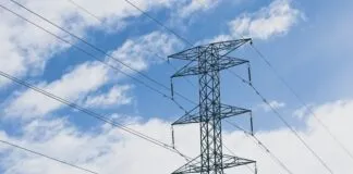 Maquina De Reboque Eletrica Com Ceu Azul Nublado