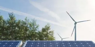Painel solar e turbina de energia eólica
