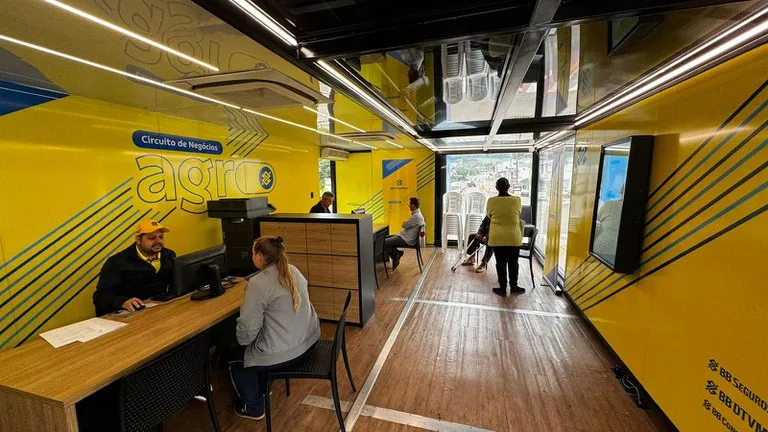 Caminhão convertido em agência itinerante do BB