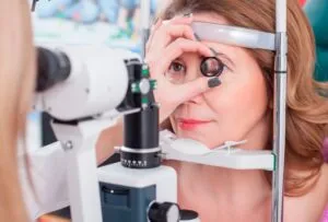 Captura-de-tela-2024-05-09-114900-300x203 Método com Fotodinâmica para Erradicar o Melanoma Ocular